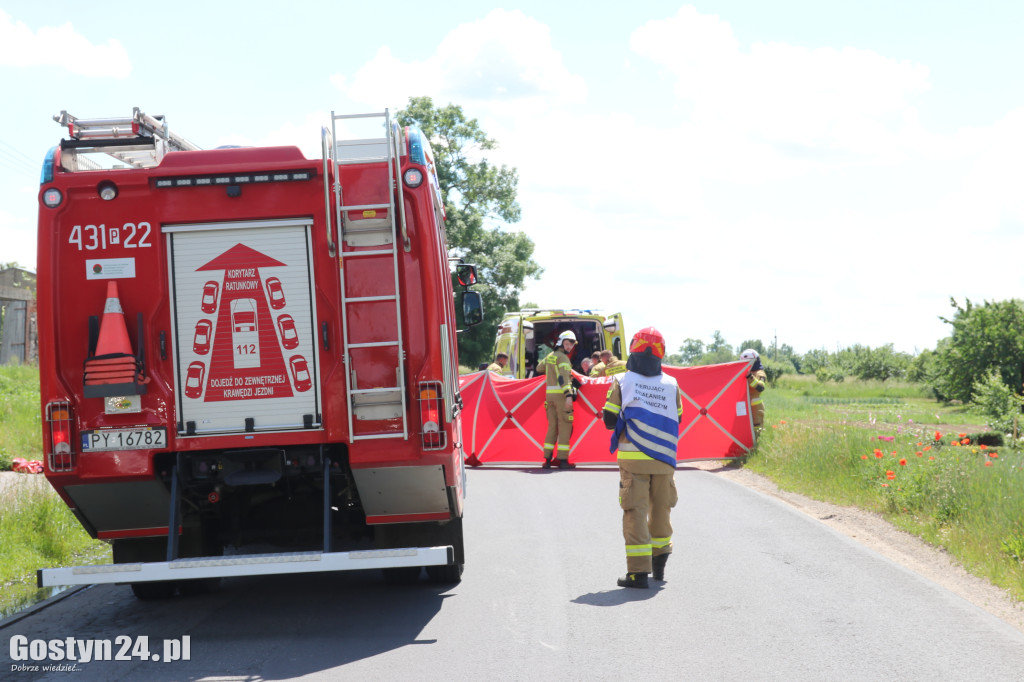 Groźny wypadek w drodze na Świętą Górę. Rannego księdza zabrał helikopter