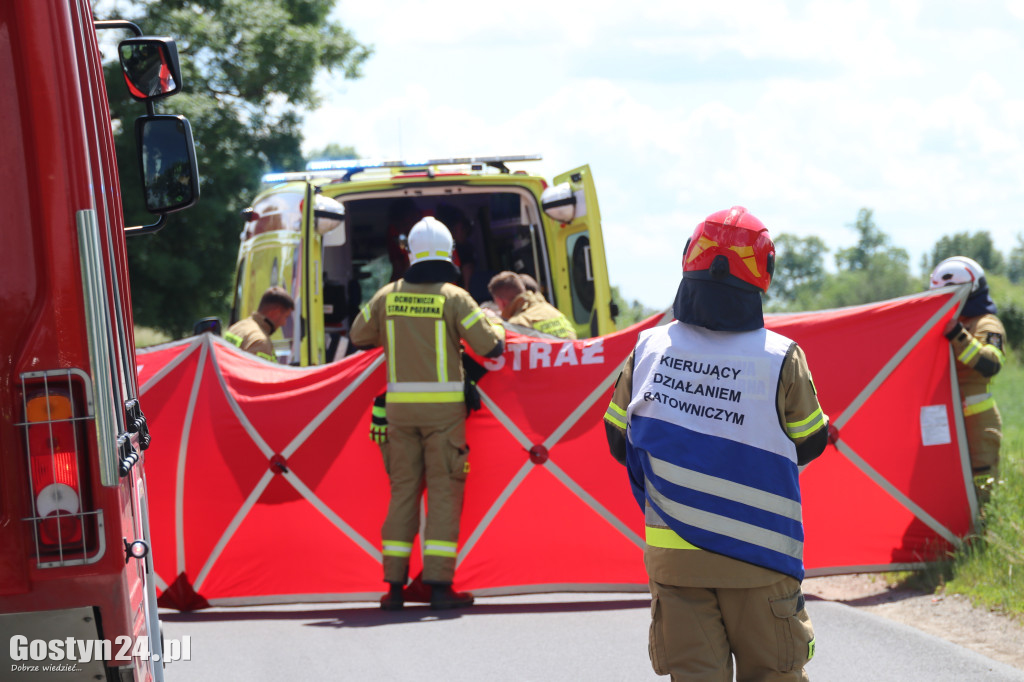 Groźny wypadek w drodze na Świętą Górę. Rannego księdza zabrał helikopter