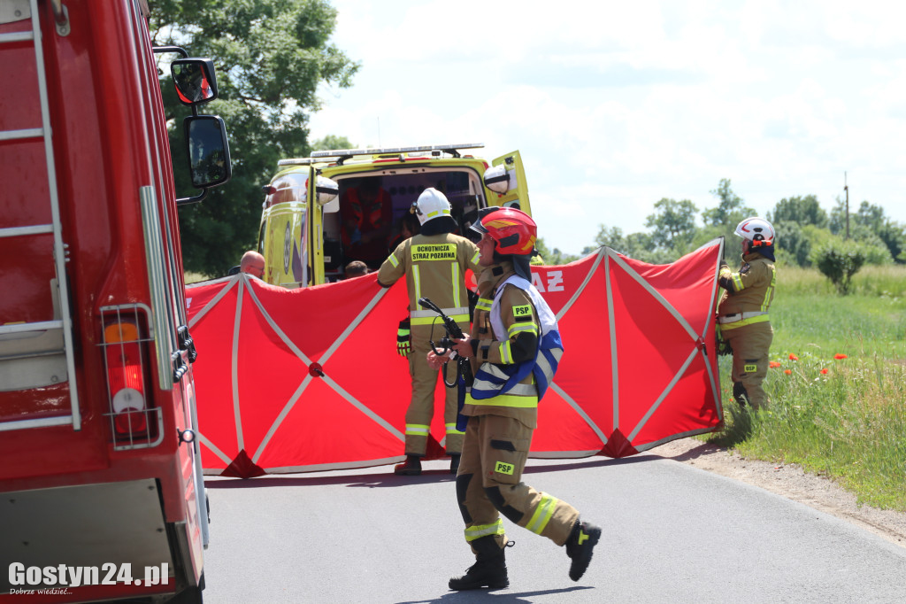 Groźny wypadek w drodze na Świętą Górę. Rannego księdza zabrał helikopter