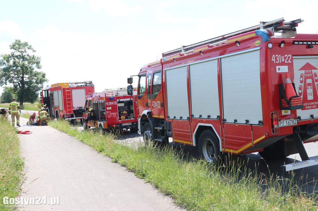 Groźny wypadek w drodze na Świętą Górę. Rannego księdza zabrał helikopter