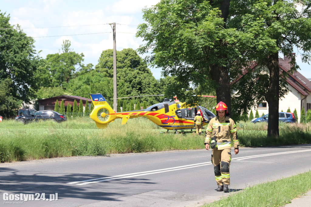 Groźny wypadek w drodze na Świętą Górę. Rannego księdza zabrał helikopter