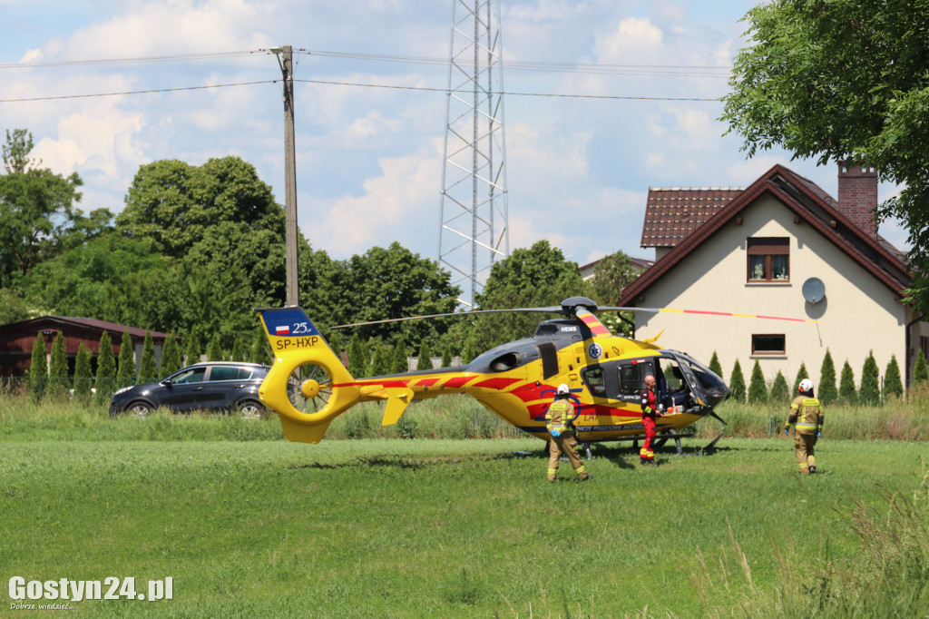 Groźny wypadek w drodze na Świętą Górę. Rannego księdza zabrał helikopter