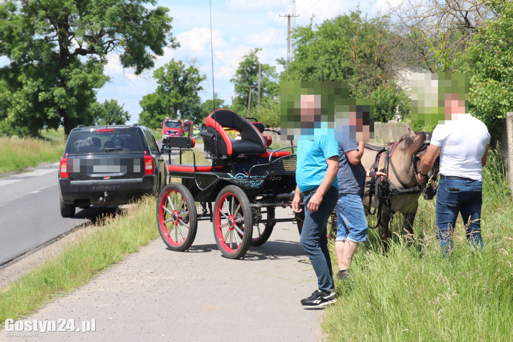 Groźny wypadek w drodze na Świętą Górę. Rannego księdza zabrał helikopter