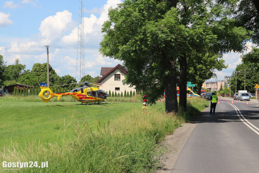 Groźny wypadek w drodze na Świętą Górę. Rannego księdza zabrał helikopter
