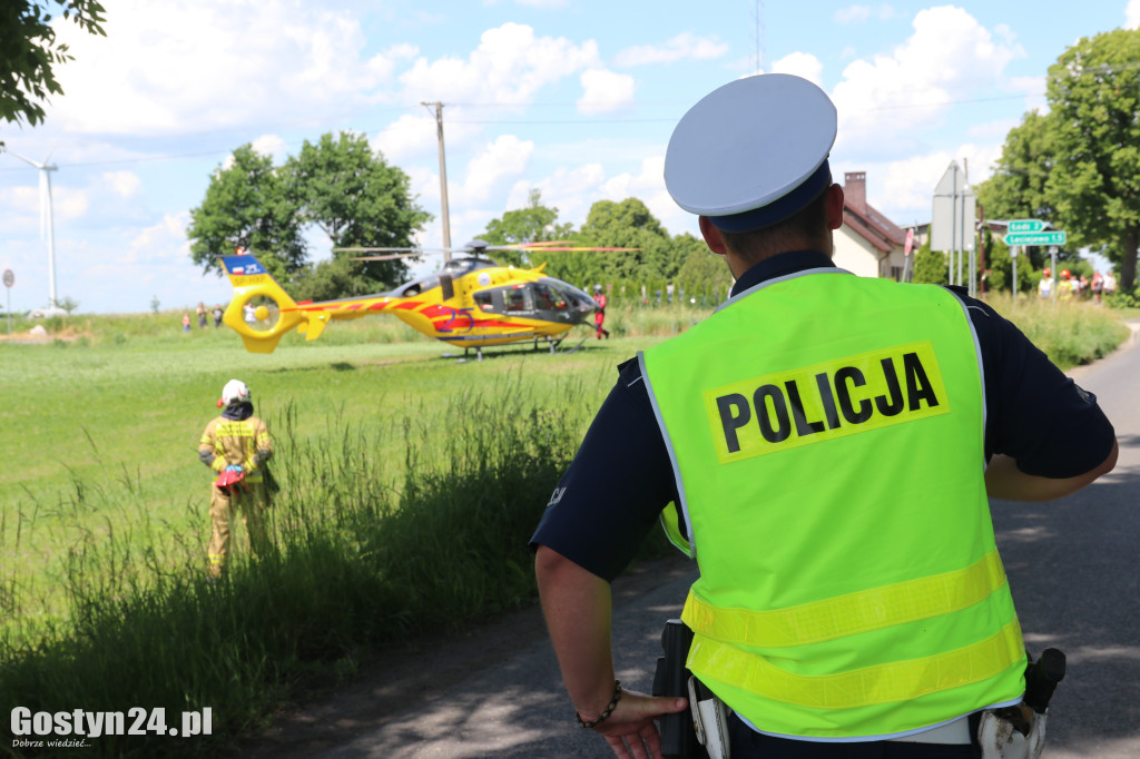 Groźny wypadek w drodze na Świętą Górę. Rannego księdza zabrał helikopter