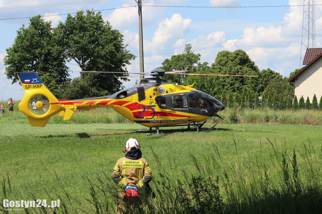 Groźny wypadek w drodze na Świętą Górę. Rannego księdza zabrał helikopter