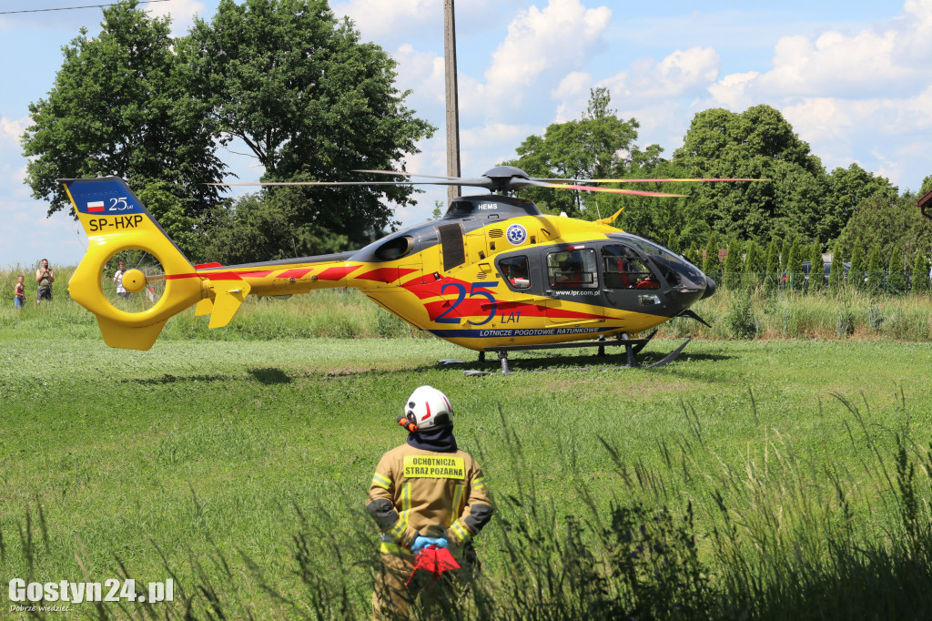 Groźny wypadek w drodze na Świętą Górę. Rannego księdza zabrał helikopter