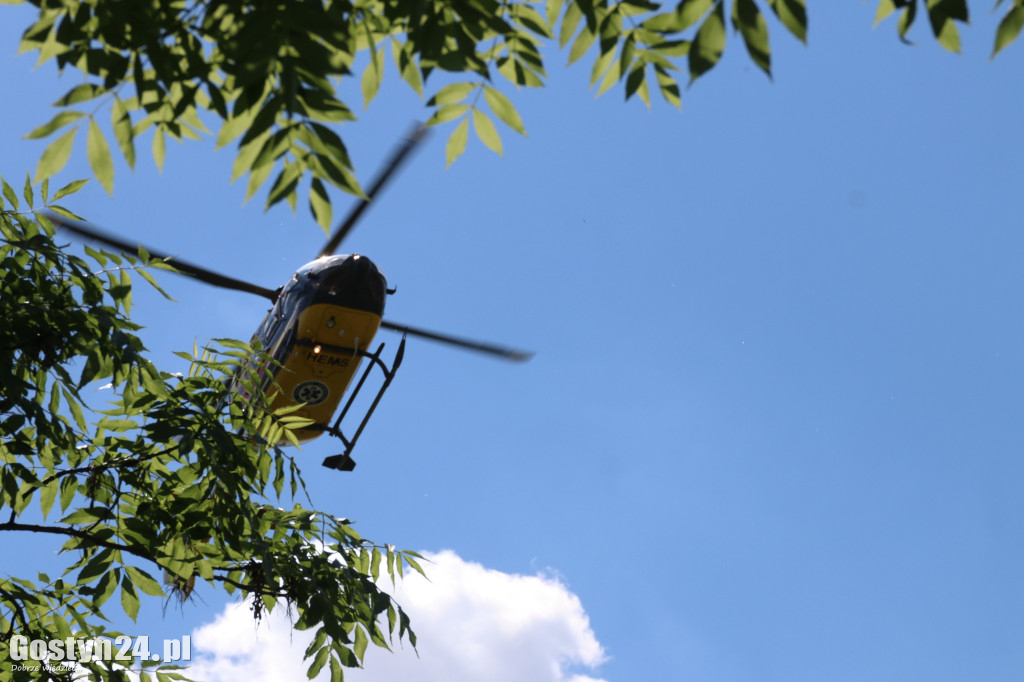 Groźny wypadek w drodze na Świętą Górę. Rannego księdza zabrał helikopter