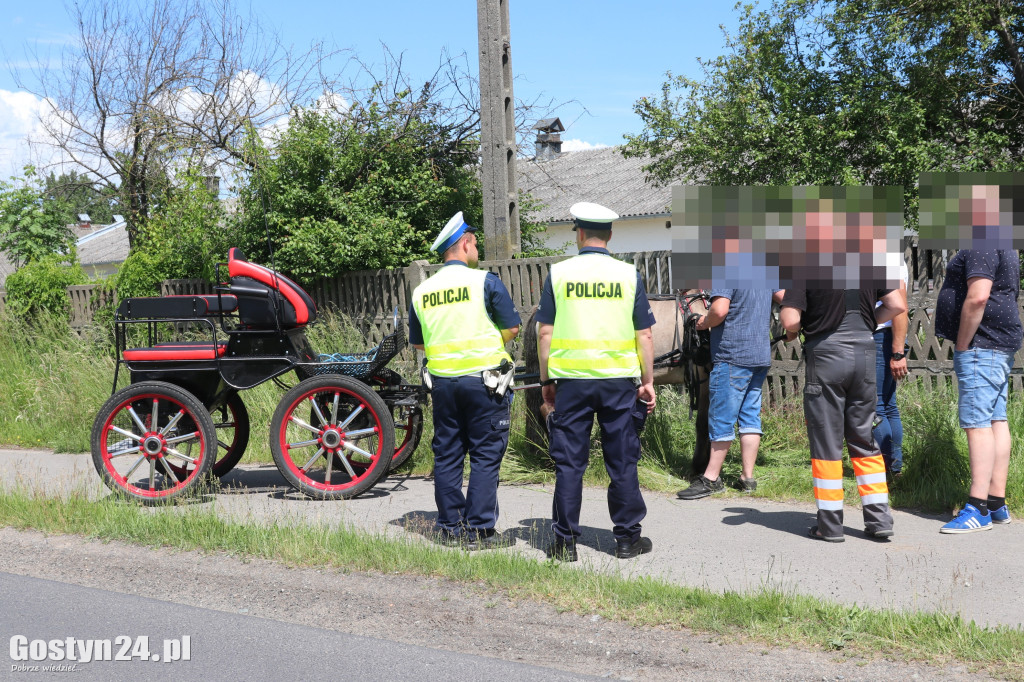 Groźny wypadek w drodze na Świętą Górę. Rannego księdza zabrał helikopter