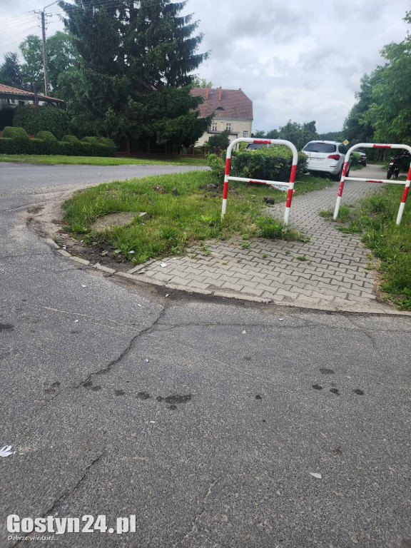 Skasowany znak i zniszczony żywopłot w Strzelcach Wielkich