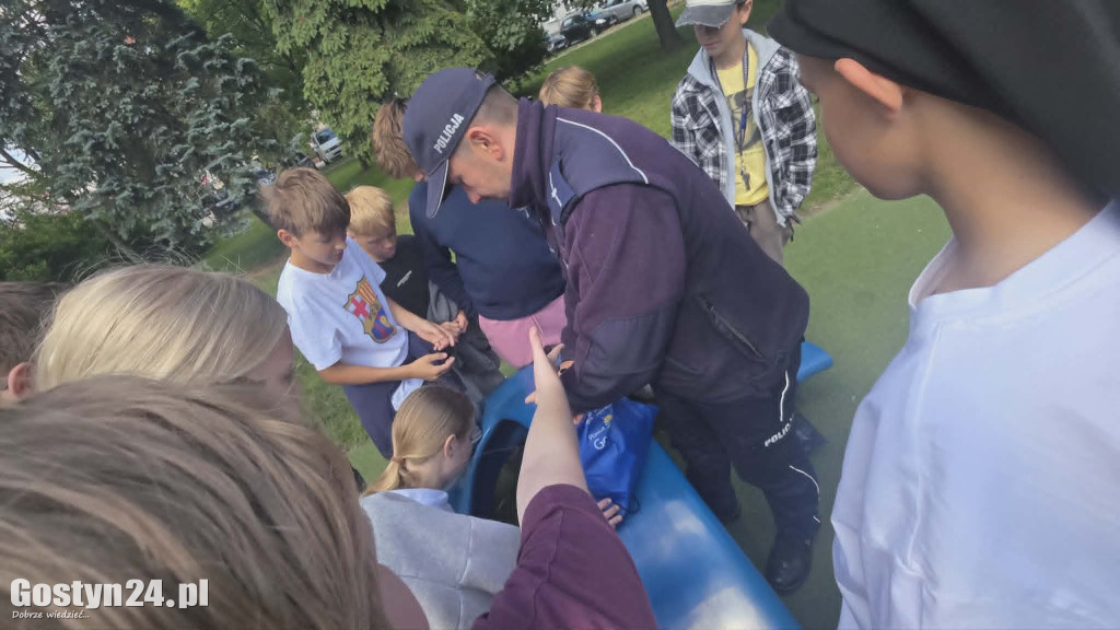 Akcja służb z uczniami w Gostyniu