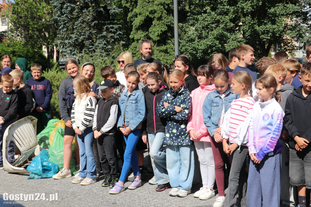 Akcja służb z uczniami w Gostyniu