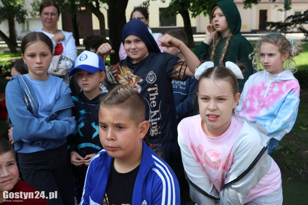 Akcja służb z uczniami w Gostyniu