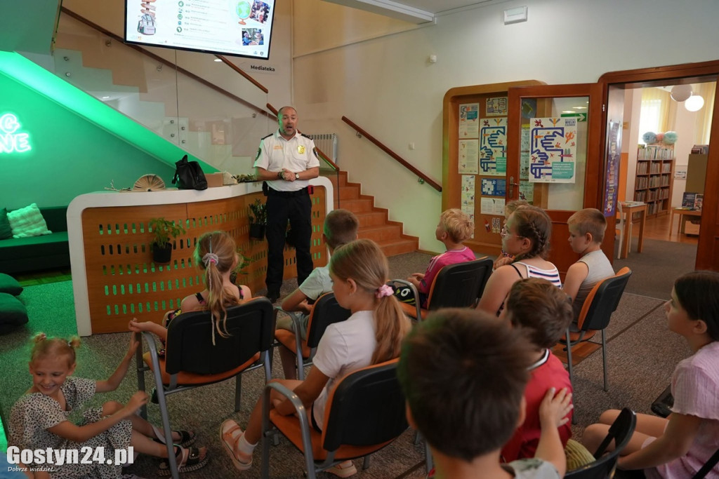 Podróżnicy, warsztaty i pierwsza pomoc. Dzień w bibliotece
