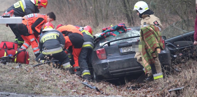 Czołowe zderzenie. Są ranni - film