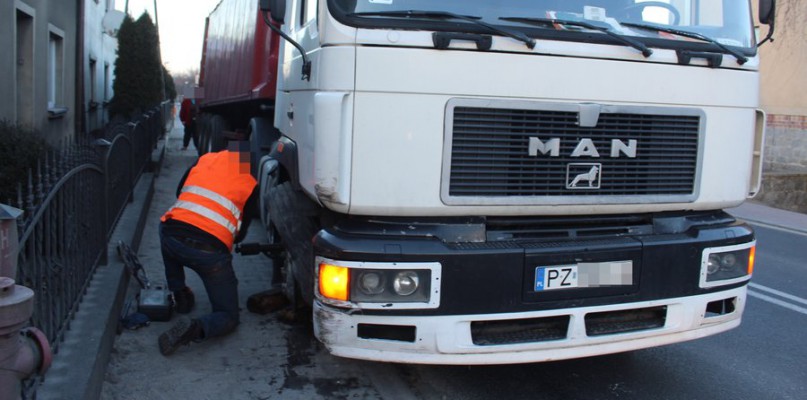 Z hukiem zatrzymał się na ogrodzeniu