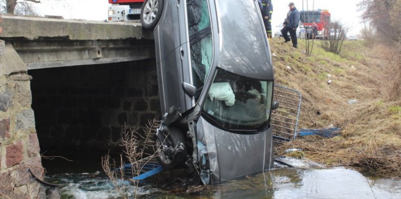 Samochód w rzece, kierująca w szoku - film