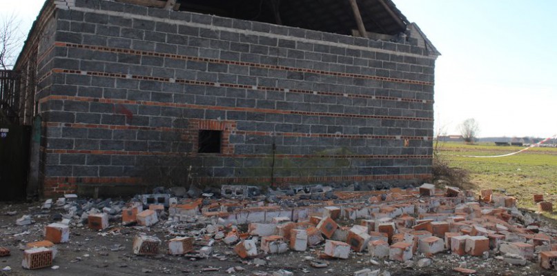 Wiatr porwał garaż i nie tylko...