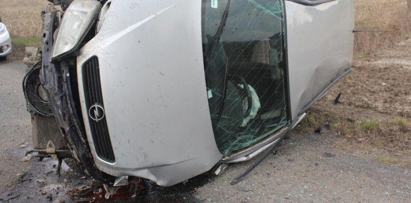 Zagapił się i wjechał w drzewo... - film