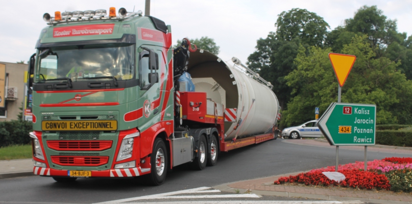 Ciężarówka zablokowała rondo. Tworzą się spore korki