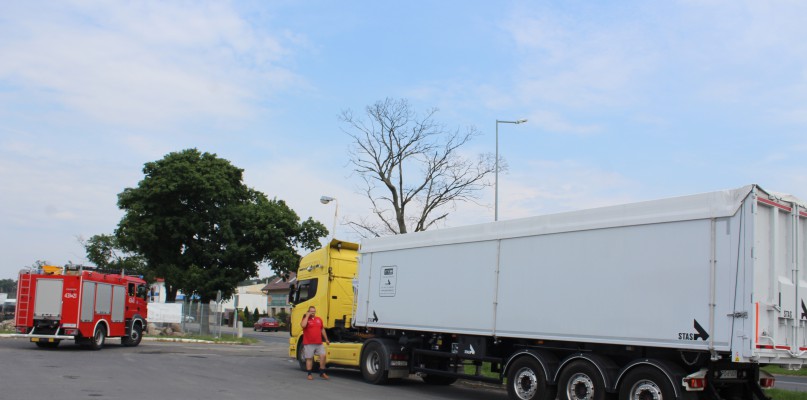 Z ciężarówki wydobywał się dym. Wezwano strażaków