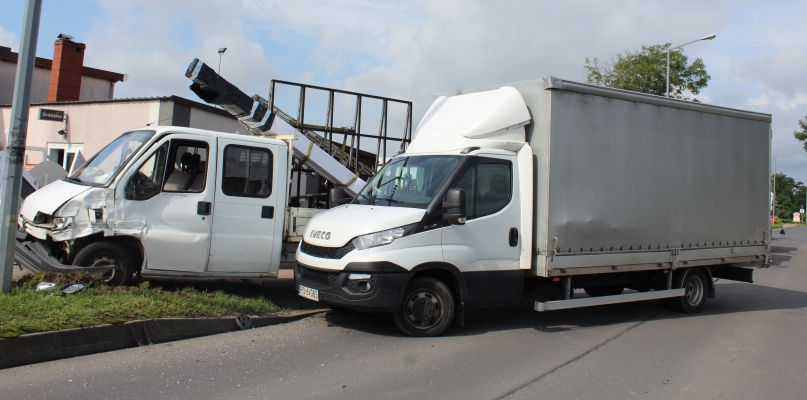 Boczne zderzenie samochodów dostawczych w Borku. Wlkp.