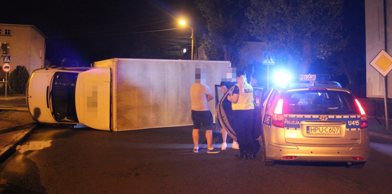 Po zderzeniu z BMW ciężarówka przewróciła się i zablokowała drogę