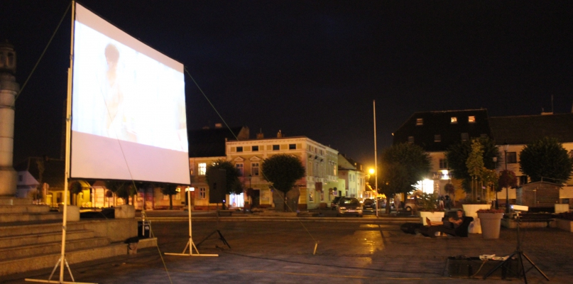 Komedia pod gołym niebem. Deszcz nie zniechęcił widzów