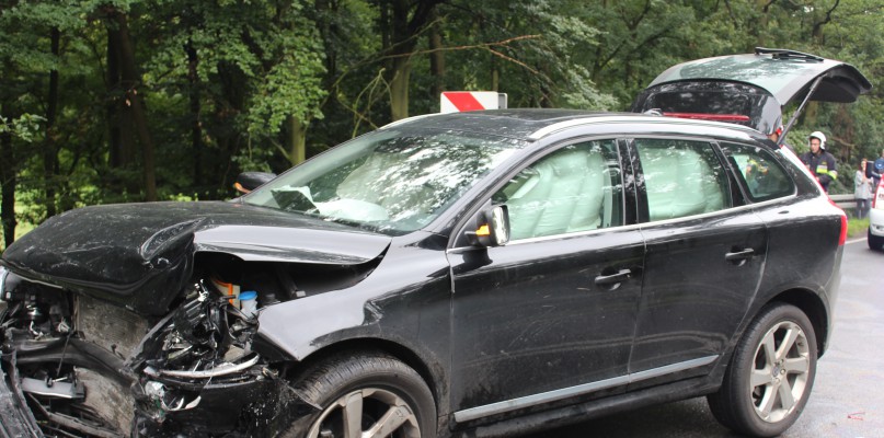 Czołowe zderzenie dwóch osobówek na zakręcie w Godurowie