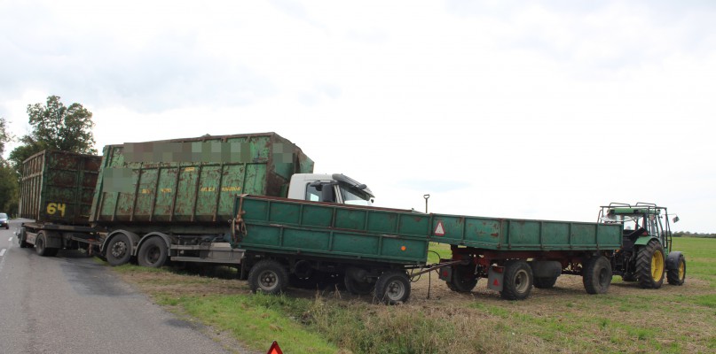 Ważący ponad 30 ton kolos uderzył w przyczepę ciągnika