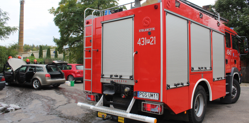 Dym pojawił się pod maską. Kierowca zachował zimną krew 