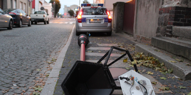 Skasował uliczną latarnię. Naprawa będzie go sporo kosztować