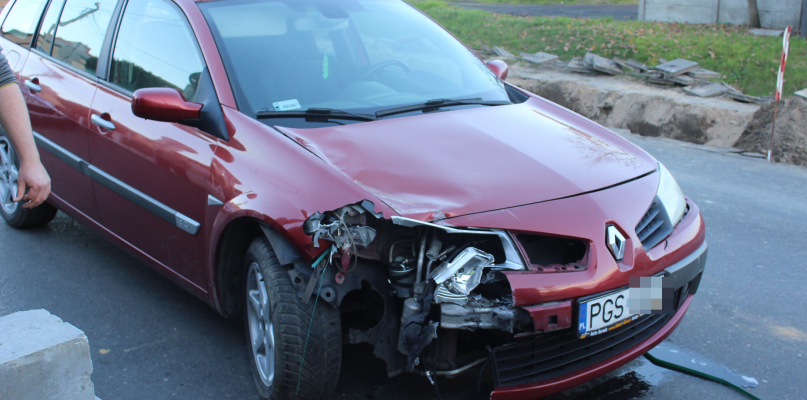 Pierwsza "ofiara" remontu. Wjechał prosto w betonowe krawężniki