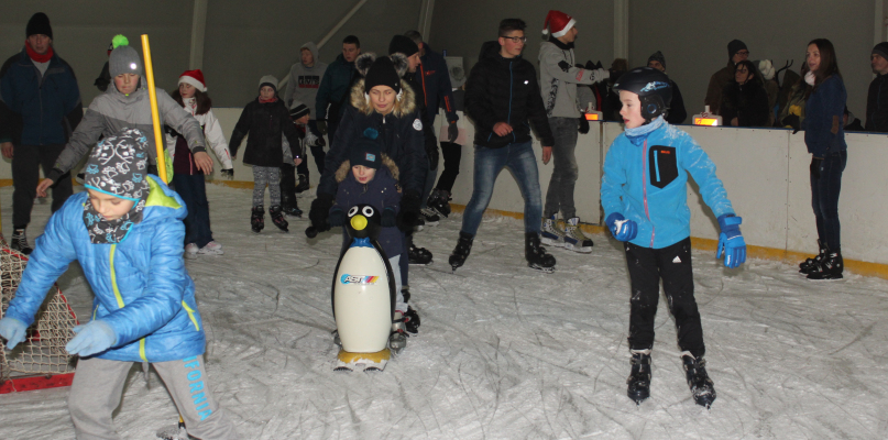 Wielkie świętowanie na lodowisku. Jeździli ze świętym mikołajem