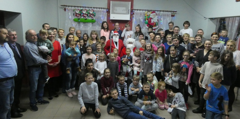 Święty mikołaj zawitał do Strzelec Wielkich i obdarował dzieci prezentami