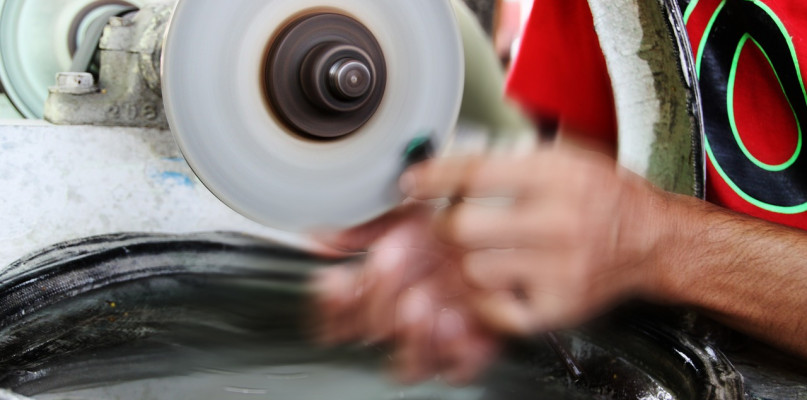 Co warto wiedzieć o materiałach ściernych? Poradnik dla nowicjuszy