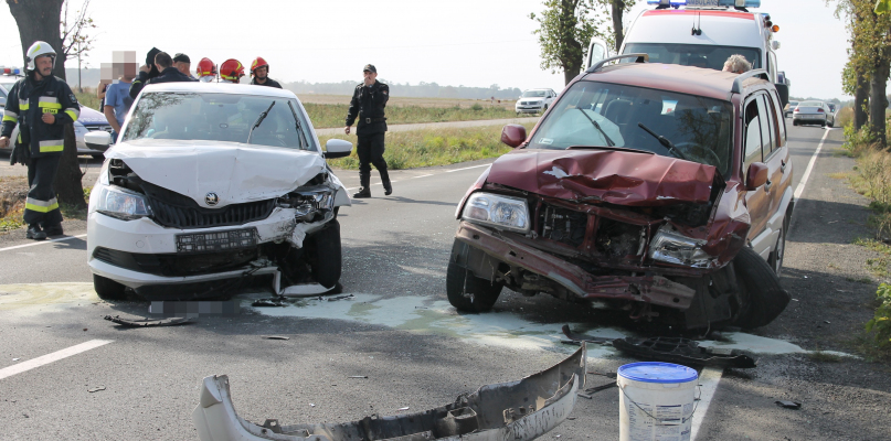 Cztery auta zderzyły się na prostej drodze. Jedna osoba w szpitalu...
