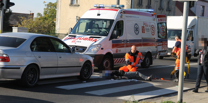 Wystarczył moment nieuwagi... Kobieta przechodziła przez pasy