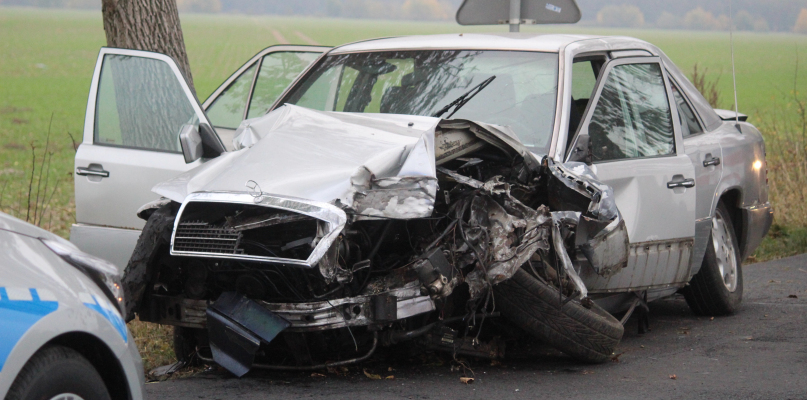 Źle rozpoczął się dla niego dzień. Mercedes nadaje się do kasacji...