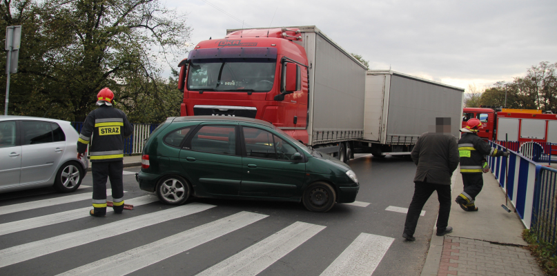 Rondo zablokowane... Ciężarówka uderzyła w samochód osobowy