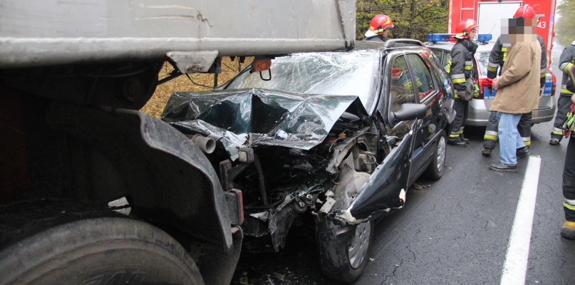 Jechał na wizytę lekarską. Być może nie zauważył przed sobą ciągnika