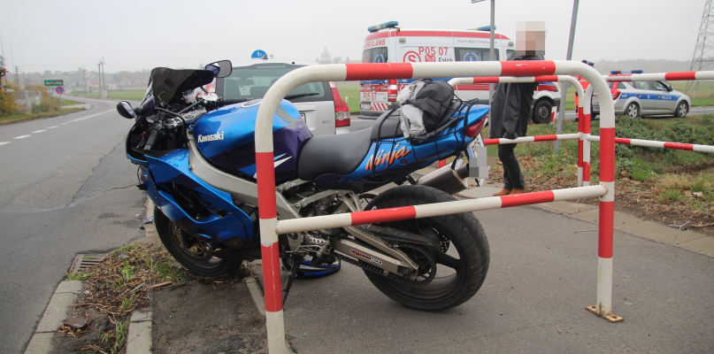 To była trudna decyzja... Próbując uniknąć zderzenia położył motocykl