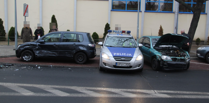 Zjeżdżała z ronda, wpadła w poślizg... Potem było jeszcze gorzej