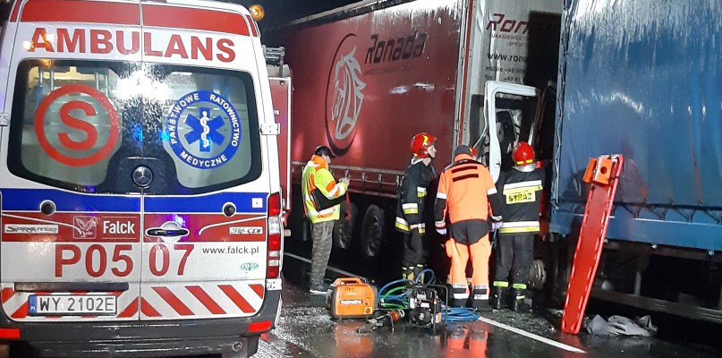 Zderzyły się dwie ciężarówki... Strażacy musieli rozcinać kabinę