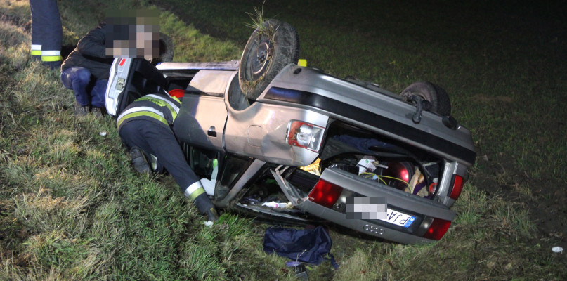 Samochód dachował w rowie. W środku były cztery osoby...