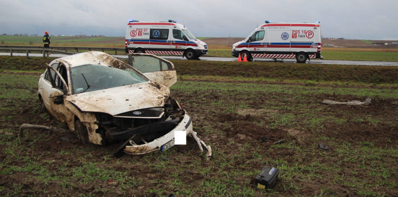 Dachowanie w polu... Uwięzionego kierowcę wyciągnęli strażacy