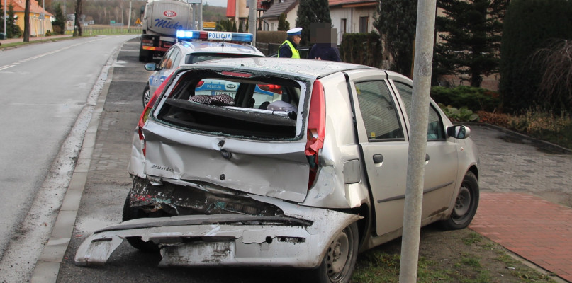 Ciężarówka zmiażdżyła tył fiata... Kierowca cysterny chyba się zagapił