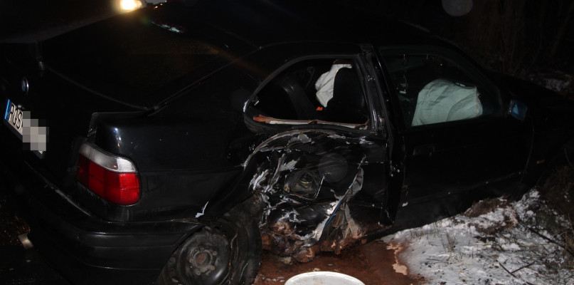 Wpadł w poślizg i uderzył w drzewa. Dwie osoby trafiły do szpitala