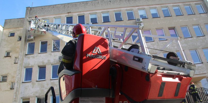 Problem na ostatnim piętrze. Mamy film z ewakuacji pracownika PUP...