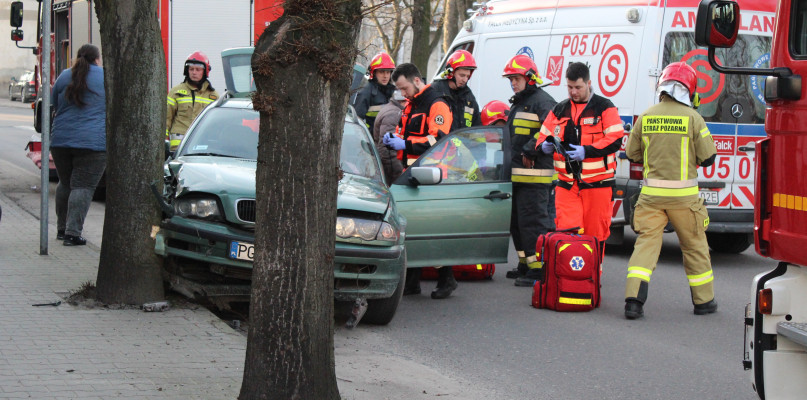 Samochód uderzył w drzewo... Poszkodowane kobiety doznały szoku